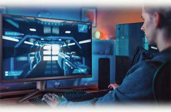 Парень играет за монитором Evnia 32M2N6800M от Philips